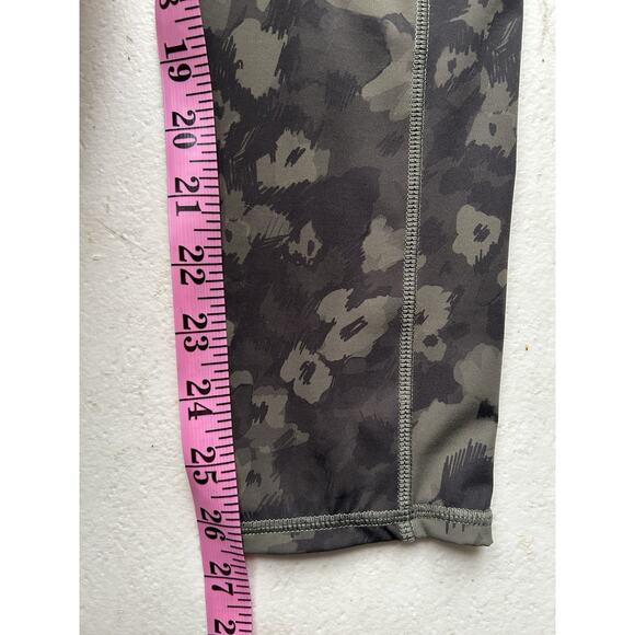 Vuori Stride Legging Womens XS Camo Oregano Green 7/8 Workout Activewear Gym - Picture 8 of 9
